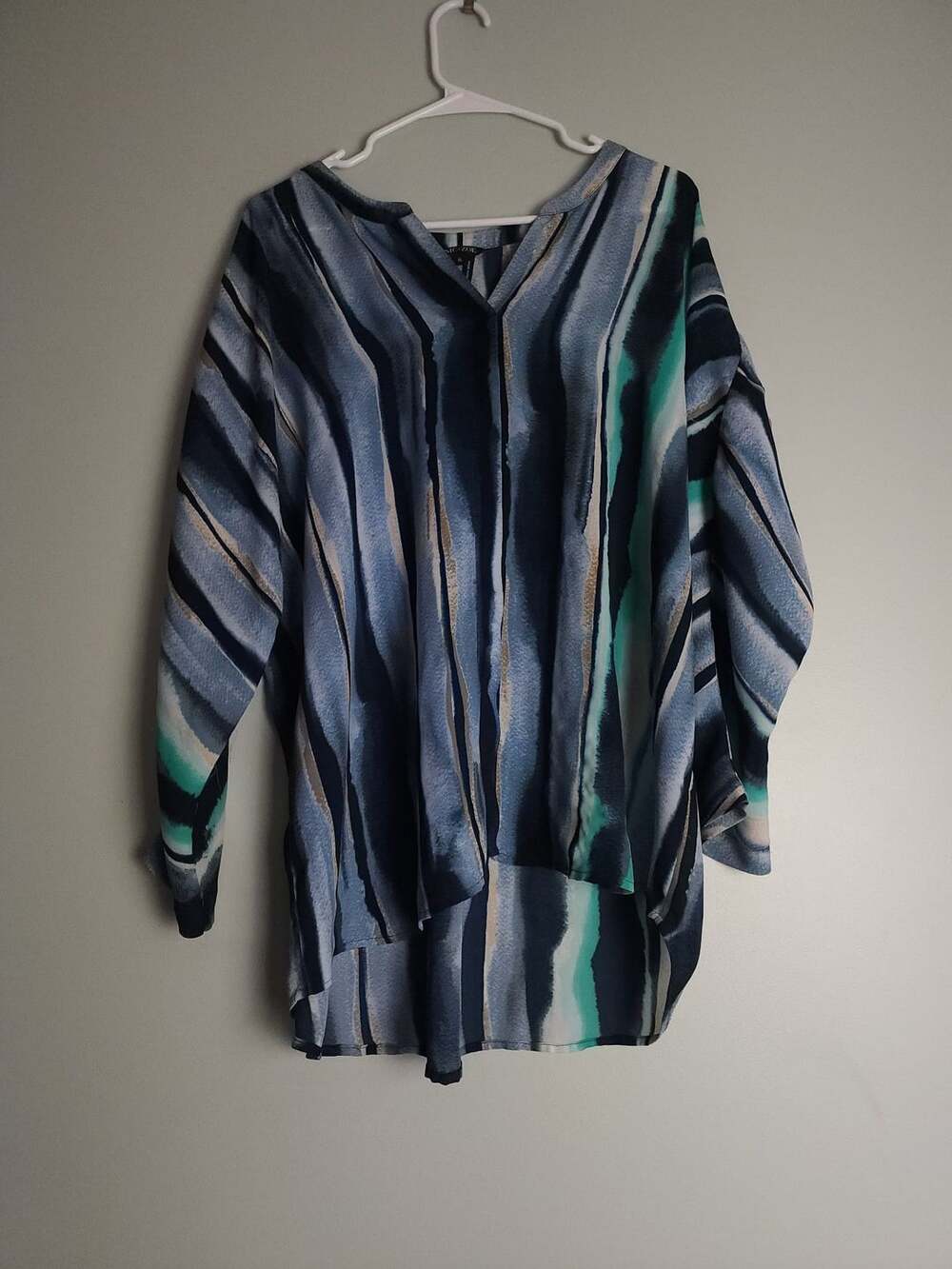 Statementpiece Artisticstyle NIC+ZOE Blue and Green Abstract V-Neck